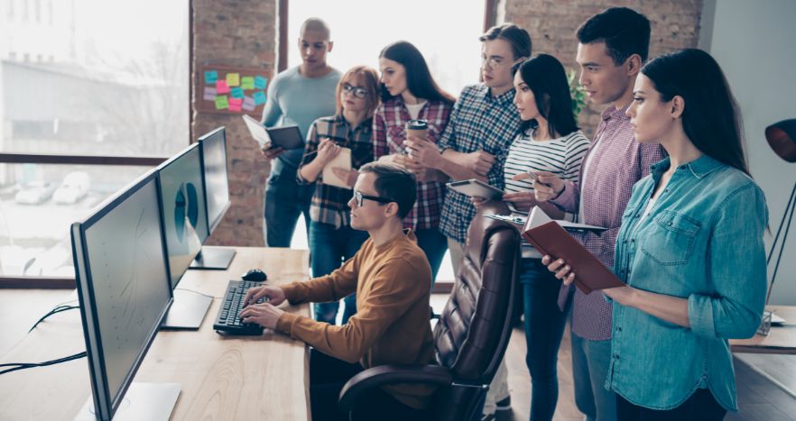 Equipe de funcionários recebendo treinamento sobre a cultura de dados e segurança cibernética.