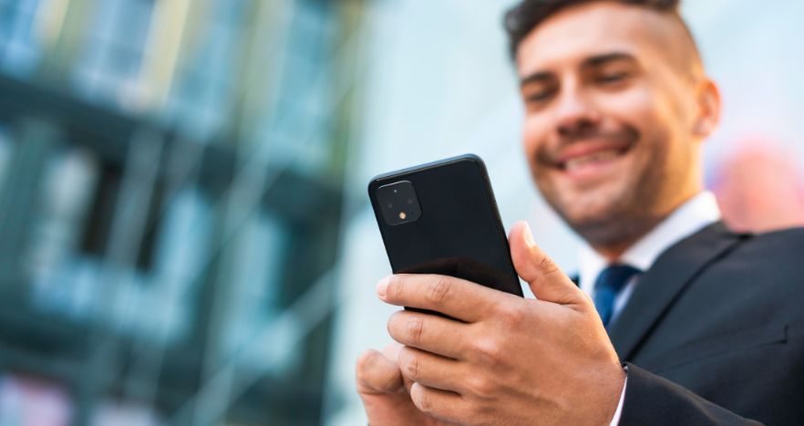 Homem usando um celular corporativo.